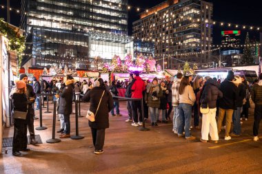 Boston, Massachusetts - 5 Aralık 2025: Boston 'daki Liaport bölgesinden gece görülen tatil Noel pazarının görüntüsü.