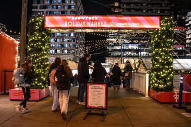 Boston, Massachusetts - 5 Aralık 2025: Boston 'daki Liaport bölgesinden gece görülen tatil Noel pazarının görüntüsü.