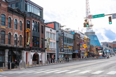 Nashville, Tennessee - 9 Ocak 2026: The District, Nashville TN şehir merkezinden sokak sahnesi, tarihi Broadway boyunca.