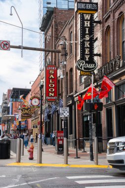 Nashville, Tennessee - 9 Ocak 2026: The District, Nashville TN şehir merkezinden sokak sahnesi, tarihi Broadway boyunca.