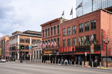 Nashville, Tennessee - 9 Ocak 2026: The District, Nashville TN şehir merkezinden sokak sahnesi, tarihi Broadway boyunca.