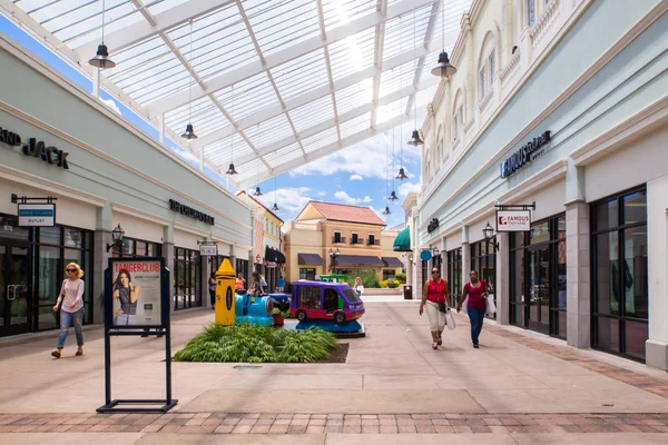 Tanger Factory Outlet Mall Deer Park NY — Stock Photo, Image