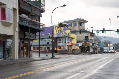 Gatlinburg, Tennessee - 19 Şubat 2026: Smoky Dağları 'ndaki popüler turistik şehir Gatlinburg Tennessee' nin sokak manzarası
