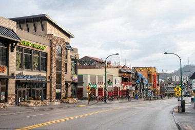 Gatlinburg, Tennessee - 19 Şubat 2026: Smoky Dağları 'ndaki popüler turistik şehir Gatlinburg Tennessee' nin sokak manzarası