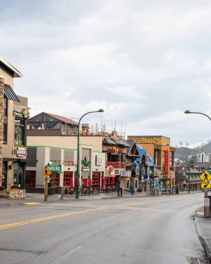 Gatlinburg, Tennessee - 19 Şubat 2026: Smoky Dağları 'ndaki popüler turistik şehir Gatlinburg Tennessee' nin sokak manzarası