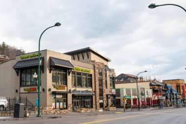 Gatlinburg, Tennessee - 19 Şubat 2026: Smoky Dağları 'ndaki popüler turistik şehir Gatlinburg Tennessee' nin sokak manzarası
