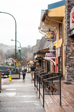 Gatlinburg, Tennessee - 19 Şubat 2026: Smoky Dağları 'ndaki popüler turistik şehir Gatlinburg Tennessee' nin sokak manzarası