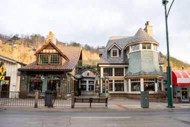 Gatlinburg, Tennessee - 19 Şubat 2026: Smoky Dağları 'ndaki popüler turistik şehir Gatlinburg Tennessee' nin sokak manzarası