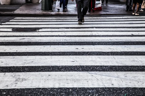 Líneas de cruce en la calle — Foto de Stock