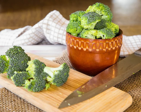 Snijden verse Broccoli — Stockfoto