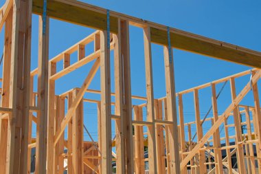 Avustralya 'da inşaat halindeki bir evin ahşap iskeleti. Avustralya 'da inşaat halindeki bir evin çam ağacından duvar çerçeveleri, konut krizinin bir sembolü.