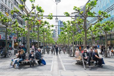 Frankfurt'un zeil boyunca insanlar yürüyüş