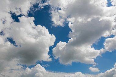 Mavi gökyüzünde bulutlar