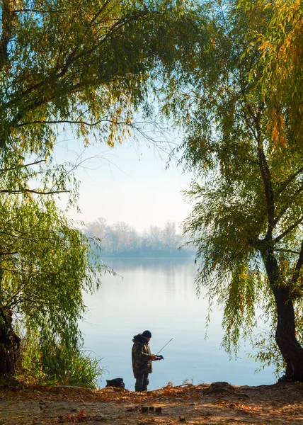 Осенняя рыбалка на берегу зимнего озера — стоковое фото