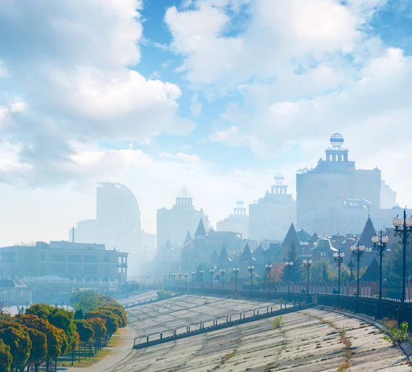 Temprano en la mañana de otoño en la ciudad —  Fotos de Stock