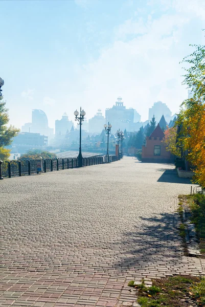 Ранним осенним утром в городе — стоковое фото