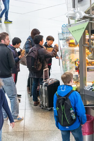 Street trade of bakery products in the Hauptbahnhof railway stat — Stock Photo, Image