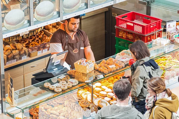 Comércio de rua de produtos de padaria na estação ferroviária de Hauptbahnhof — Fotografia de Stock