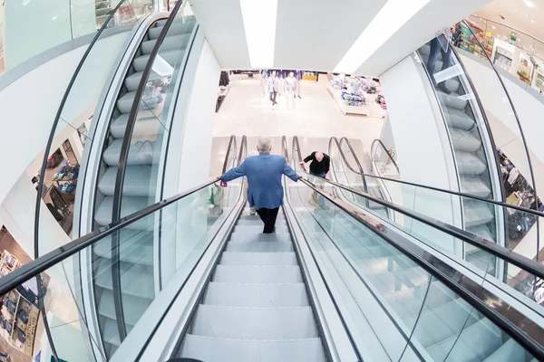 Escada rolante na Galeria Kaufhof shopping center, Frankfurt Main — Fotografia de Stock