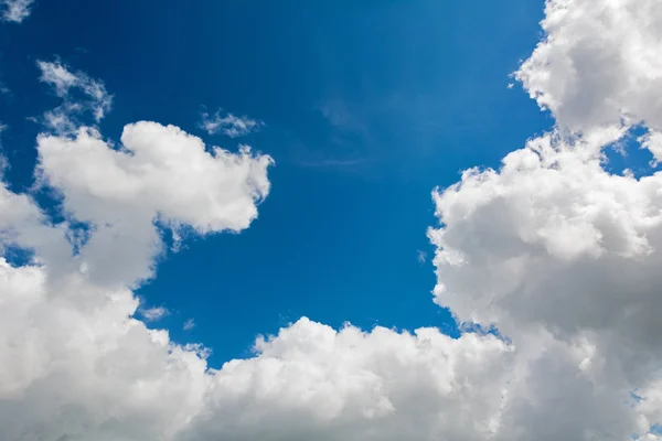 Nuages sur un ciel bleu — Photo