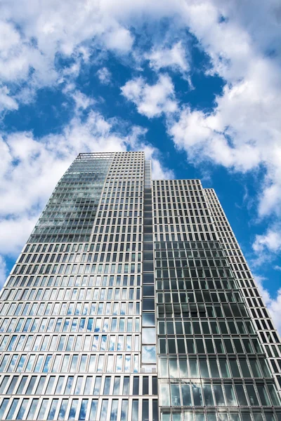 Blick von unten auf 155 Meter hohe Zwillingstürme der Deutschen Bank — Stockfoto
