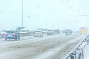 KYIV, UKRAINE - 29 Kasım 2016: Bir kar fırtınası sırasında Moskova Köprüsü 'ndeki ulaşım hareketi. Kiev, Ukrayna