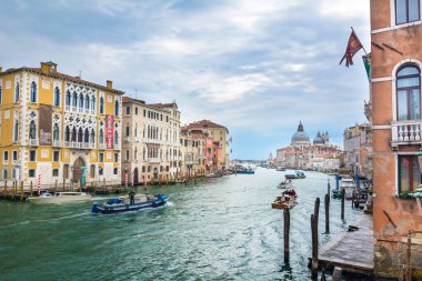 Venedik, İtalya - OCT 01, 2018: Akademi köprüsünden Büyük Kanal manzarası, Venedik, Santa Maria della Salute Bazilikası 'nın kubbesi.