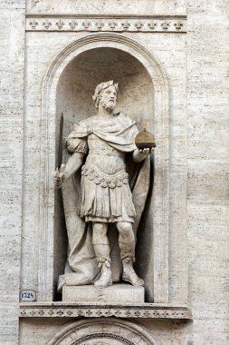 Roma, İtalya - Ekim 03, 2018: Şarlman 'ın heykeli veya Büyük Charles, Kutsal Roma İmparatorluğu' nun cephesindeki San Luigi dei Francesi 'nin imparatoru.