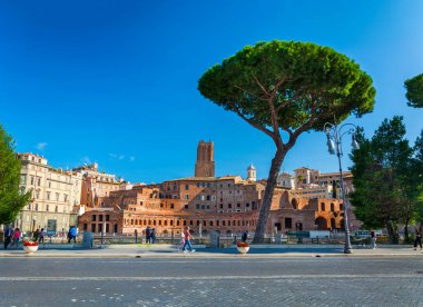 Roma, İtalya - 03 Ekim 2018: Mercati di Traiano ve Torre delle Milizie, manzara Via dei Fori Imperiali, Roma