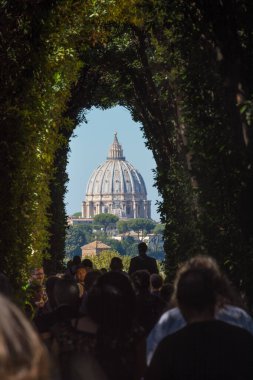 Roma, İtalya - 03 Ekim 2018: Aziz Petrus Kubbesi 'nin (Vatikan Şehri - Roma) özel bir manzarası. Piazza Cavalieri di Malta 'da Malta Villa del Priorato var.