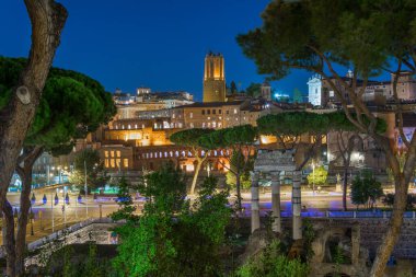 Roma, İtalya - 03 Ekim 2018: Roma 'nın antik binalarının gece manzarası: Trajan Pazarı ve Milis Kulesi