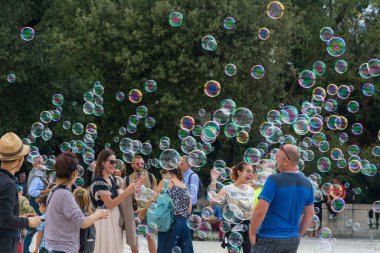 Roma, İtalya - 04 Ekim 2018: Roma 'daki Terrazza del Pincio' da insanlar sabun köpükleri içinde seviniyor