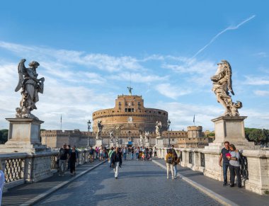 Roma, İtalya - Ekim 04, 2018: St. Angel köprüsü boyunca yürüyen turistler, Roma 'daki Kutsal Melek Kalesi' ne gidiyor.