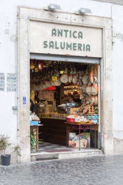 Roma, İtalya - Ekim 05, 2018: Panteon 'un karşısındaki L' Antica Salumeria mağazası