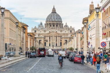 Roma, İtalya - Ekim 05, 2018: Turistler Via della Consiliazione, Roma 'dan Aziz Peter Katedrali' nin görkemli manzarasına hayran kaldılar