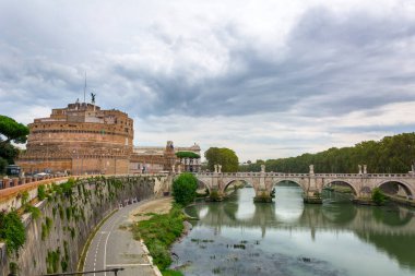 Roma, İtalya - 05 Ekim 2018: St. Angel köprüsü boyunca yürüyen turistler, Roma 'daki Kutsal Melek Kalesi' ne gidiyor.