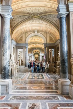 Roma, İtalya - Ekim 06, 2018: 80 metre uzunluğunda ve 6 parçaya bölünmüş olan Candelabra Galerisi 1761 yılında kuruldu. Proto-Secular Sanat Müzesi 'nin bir parçasıdır. Vatikan.