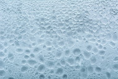 Bardaktaki su damlacıkları. Su damlaları.