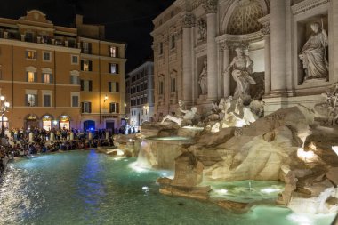 Roma, İtalya - 04 Ekim 2018: Roma Trevi Çeşmesi yakınında gece kalabalığı