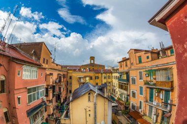 Roma, İtalya - Ekim 06, 2018: Renkli Roma avlusu, Bölge Via Montebello, Via Cernaia, Via del Macao, Via Goito caddeleri ile çevrilidir..