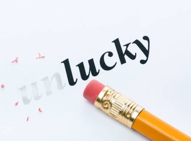 Silgiye sahip kelime ve kalem. Odaklanma alanı artmış.