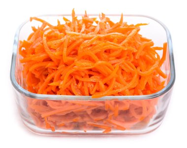 Cam kasede marine edilmiş Kore usulü havuçlar.