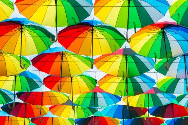 Neşeli bir arka plan olarak parlak renkli şemsiyeler