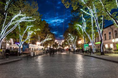 Odessa, Ukrayna - APR 28, 2019: Odessa gece aydınlatma caddesi
