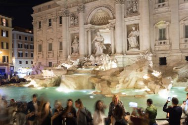 Roma, İtalya - 04 Ekim 2018: Roma Trevi Çeşmesi yakınında gece kalabalığı