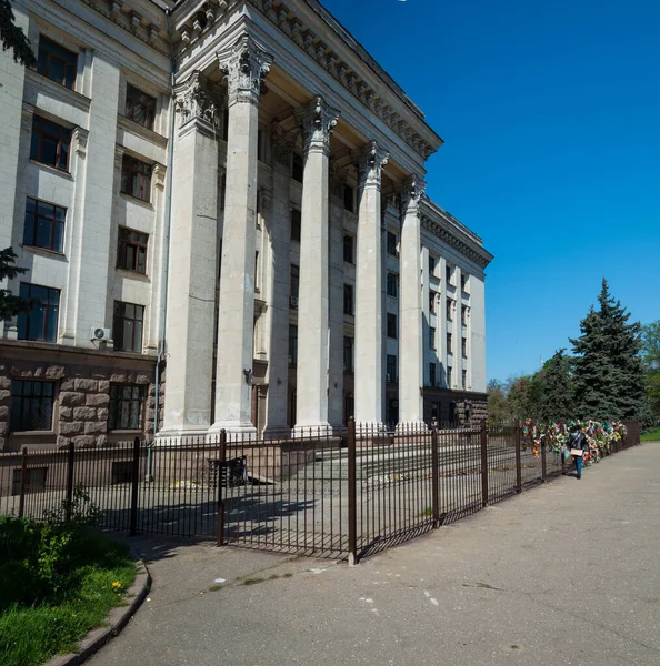 Odessa, Ukrayna - APR 29, 2019: Kulikovo Sahasında Sendikalar Evi, 2 Mayıs 2014 tarihinde çatışan siyasi güçlerin destekçileri arasında meydana gelen çatışmada 42 kişinin öldüğü yer.