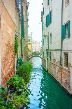 Venedik, İtalya - OCT 01, 2018: Venedik 'in ünlü su kanalı ve renkli evleriyle manzarası. İtalya, Avrupa 'da muhteşem bir sabah sahnesi.