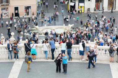 Roma, İtalya - 4 Ekim 2018: Piazza di Spagna ve Via Condotti, Roma