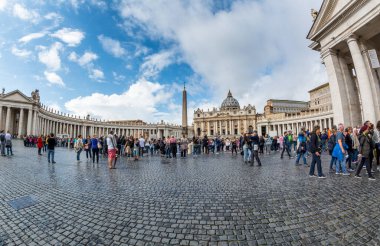 Vatikan - Ekim 06, 2018: St. Peters Katedrali 'nin önündeki St. Peter Meydanı' nda turistler koşuşturuyor