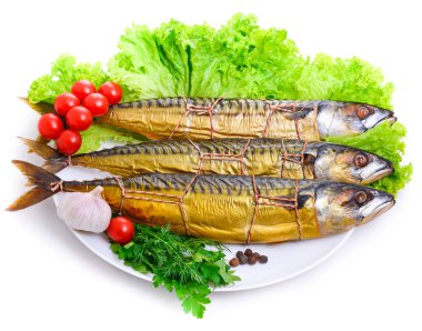 Tabakta iştah açıcı füme balık